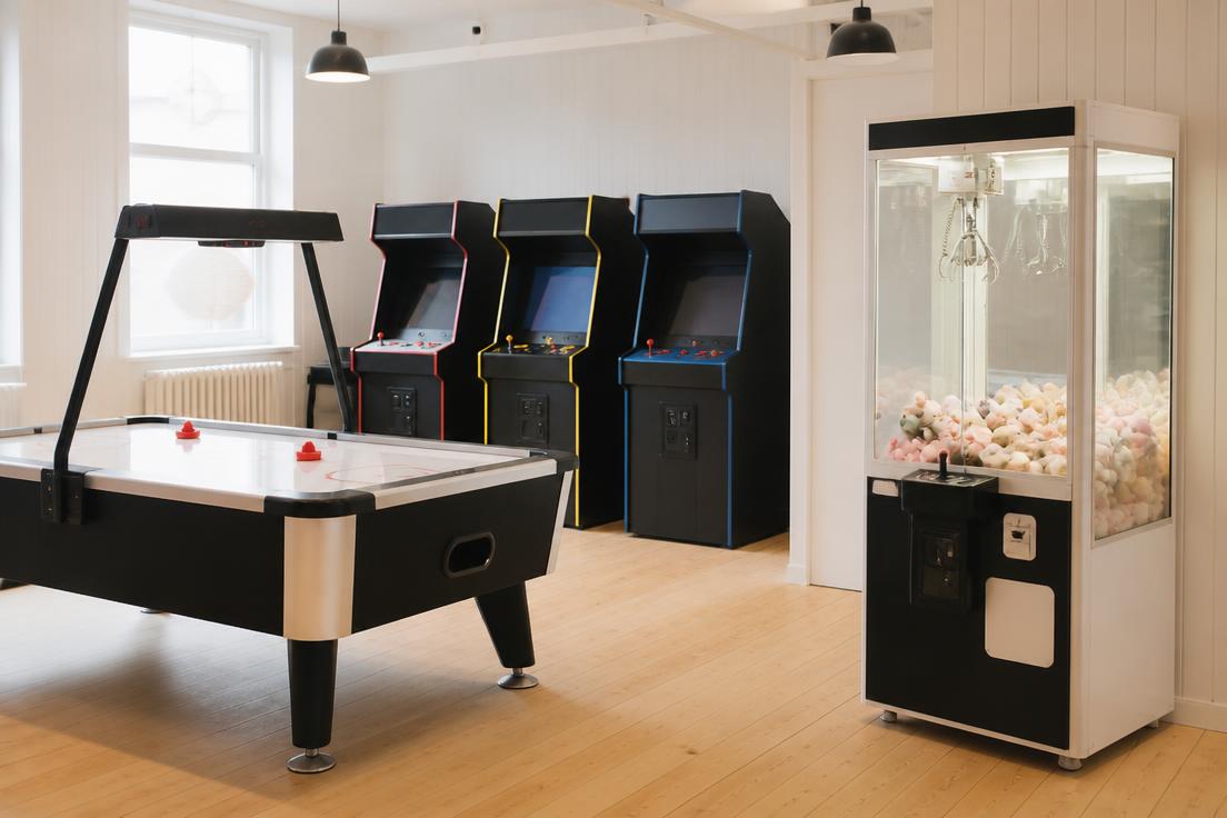 Gäster tävlar i boxningsmaskin på sportbar under helgkväll